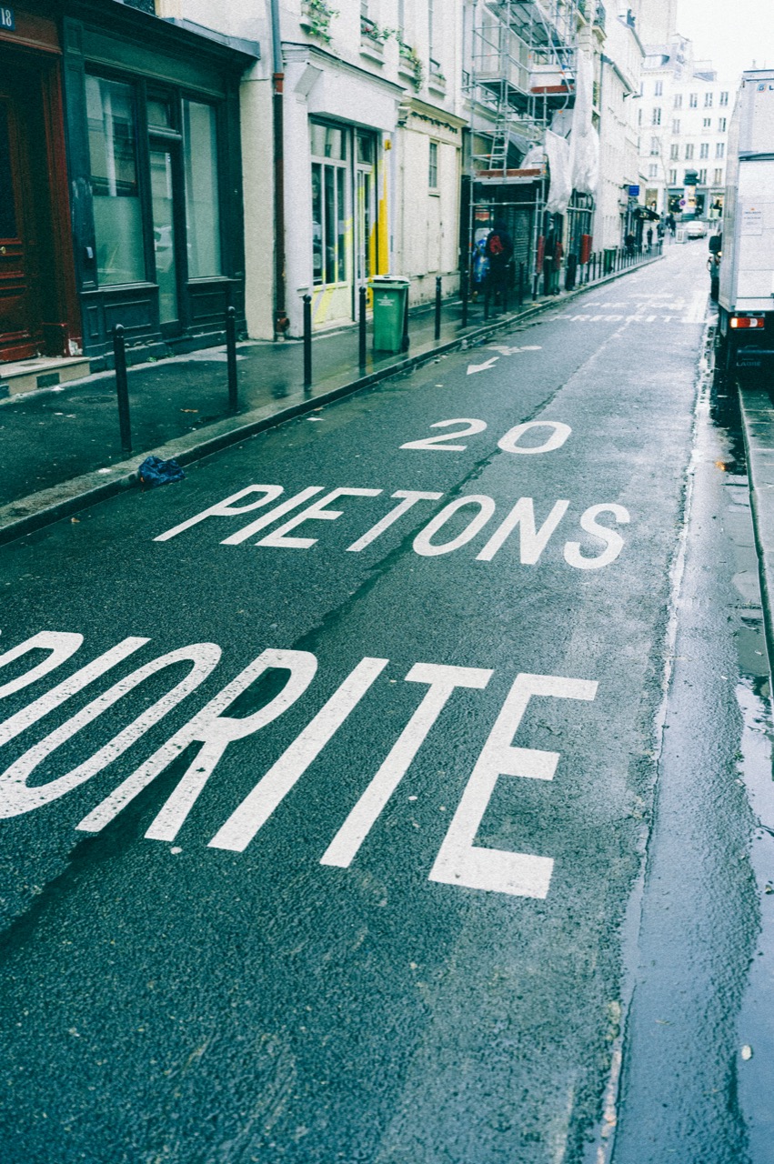 PRIORITE PIETONS 20 painted on road surface
